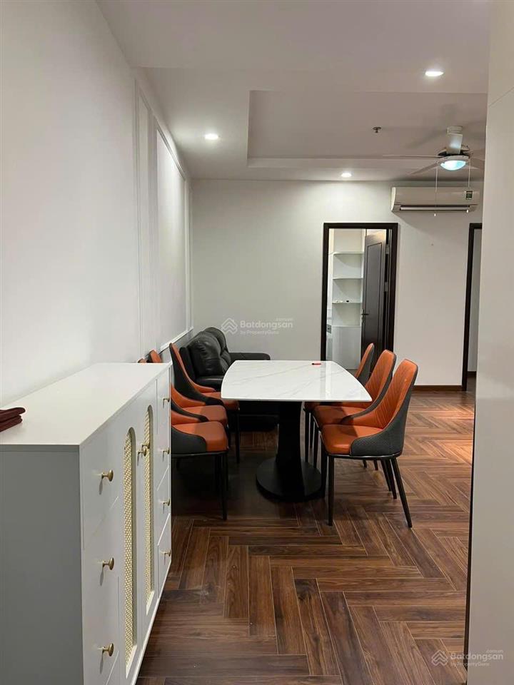 Chính chủ cho thuê gấp căn hộ 2 ngủ bên t10, nội thất cao cấp, có ô tô. giá 15 triệu/tháng vào luôn