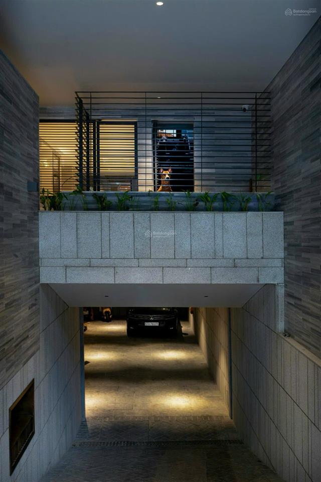 Góc 2mt trần hưng đạo q1 | 8x18m | hầm 6 tầng + thang máy | thuê 200tr/tháng |