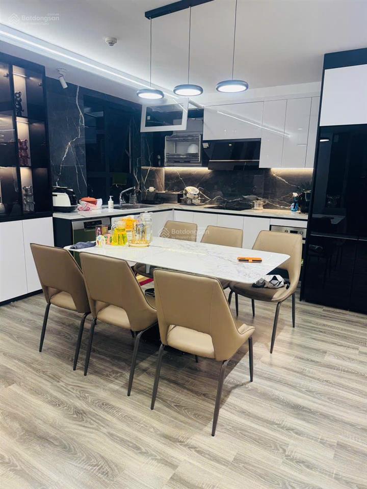 Bán căn hộ 82m2 2pn2vs tầng trung view thoáng cực đẹp nội thất đầy đủ giá chỉ 8 tỷ sổ đỏ sẵn