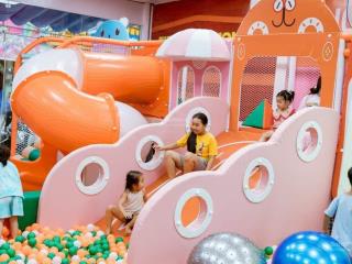 Sang gấp khu vui chơi trẻ em đang hoạt động tốt