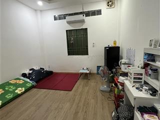 Chính chủ cần cho thuê phòng 25m2 có máy lạnh, cửa sổ trời gần ngã 4 hàng xanh, chợ văn thánh