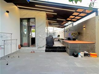 Nhà sân vườn lô góc 2 mặt thoáng nội thất xịn sát trung tâm nha trang dọn vào ở ngay