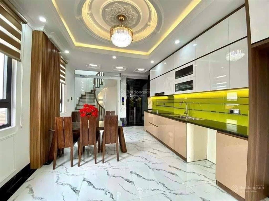 Bán nhà ngõ 68 cầu giấy, 37m2, 7 tỷ ngõ to rộng, 5m ra ô tô, hồ điều hòa, nhà mới đẹp mê hồn