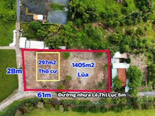 1700m2 có 297m2 thổ, lô góc 2 mt đường nhựa, ngang 61m, phân lô được 12 lô, làm nhà vườn, biệt thự