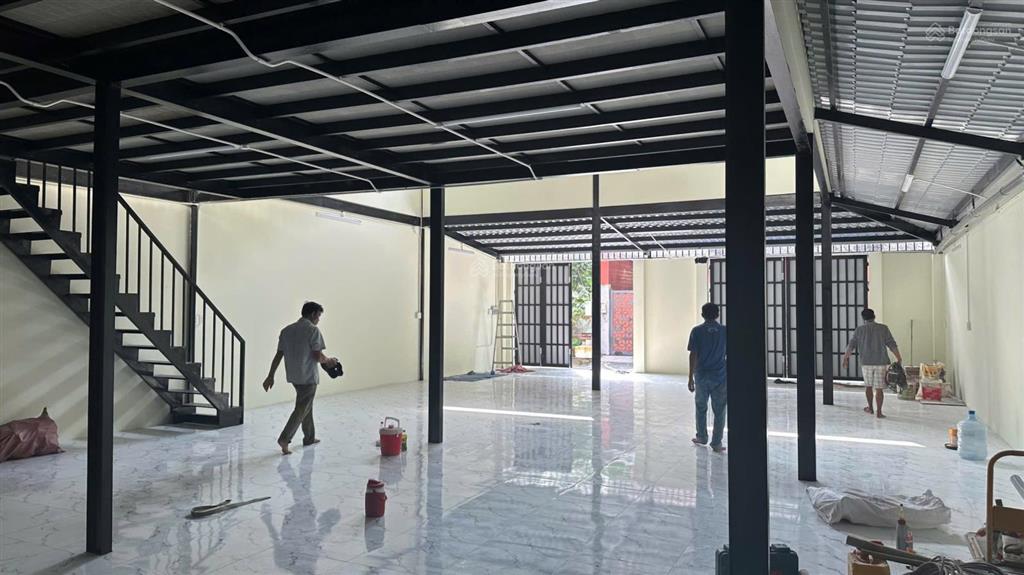 Kho  mặt bằng mới 100%. tiện kd onl, kho hàng. nền gạch men sáng bóng. dt 300m2