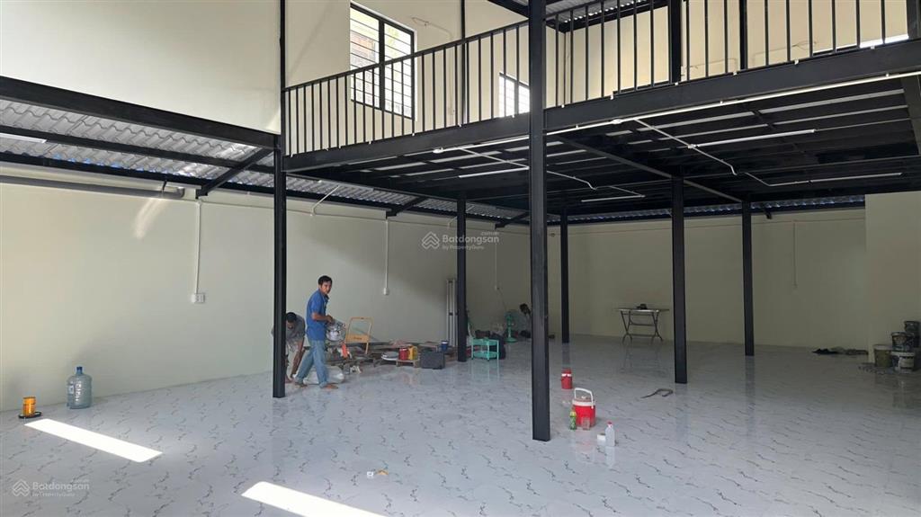 Kho  mặt bằng mới 100%. tiện kd onl, kho hàng. nền gạch men sáng bóng. dt 300m2