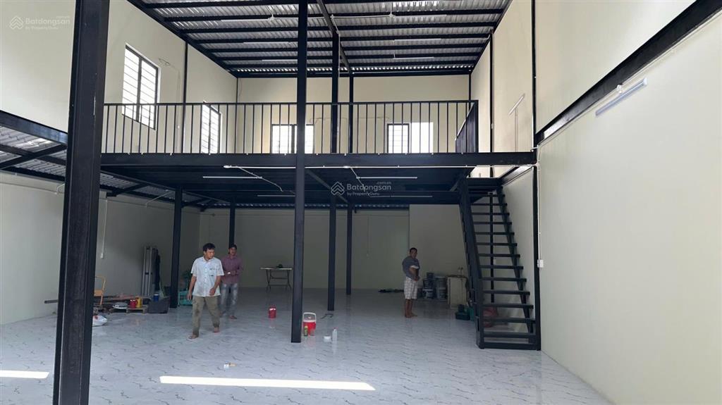 Kho  mặt bằng mới 100%. tiện kd onl, kho hàng. nền gạch men sáng bóng. dt 300m2