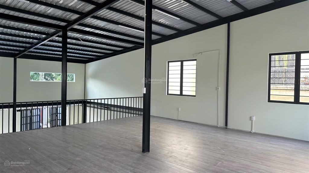 Kho  mặt bằng mới 100%. tiện kd onl, kho hàng. nền gạch men sáng bóng. dt 300m2