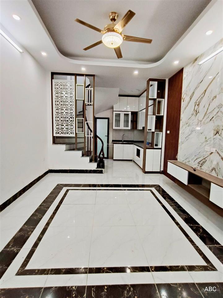 Bán nhà phố việt hưng. rộng 30m2 xây 5 tầng mới. cách phố chỉ 40m ngõ rộng đẹp . sổ chính chủ