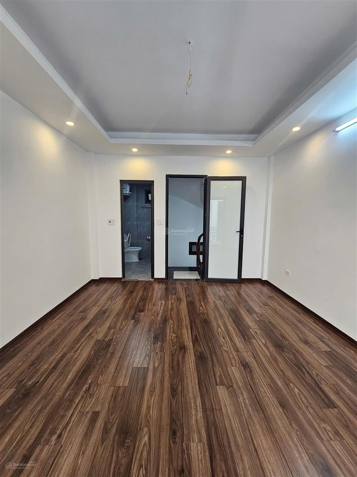 Bán nhà phố việt hưng. rộng 30m2 xây 5 tầng mới. cách phố chỉ 40m ngõ rộng đẹp . sổ chính chủ