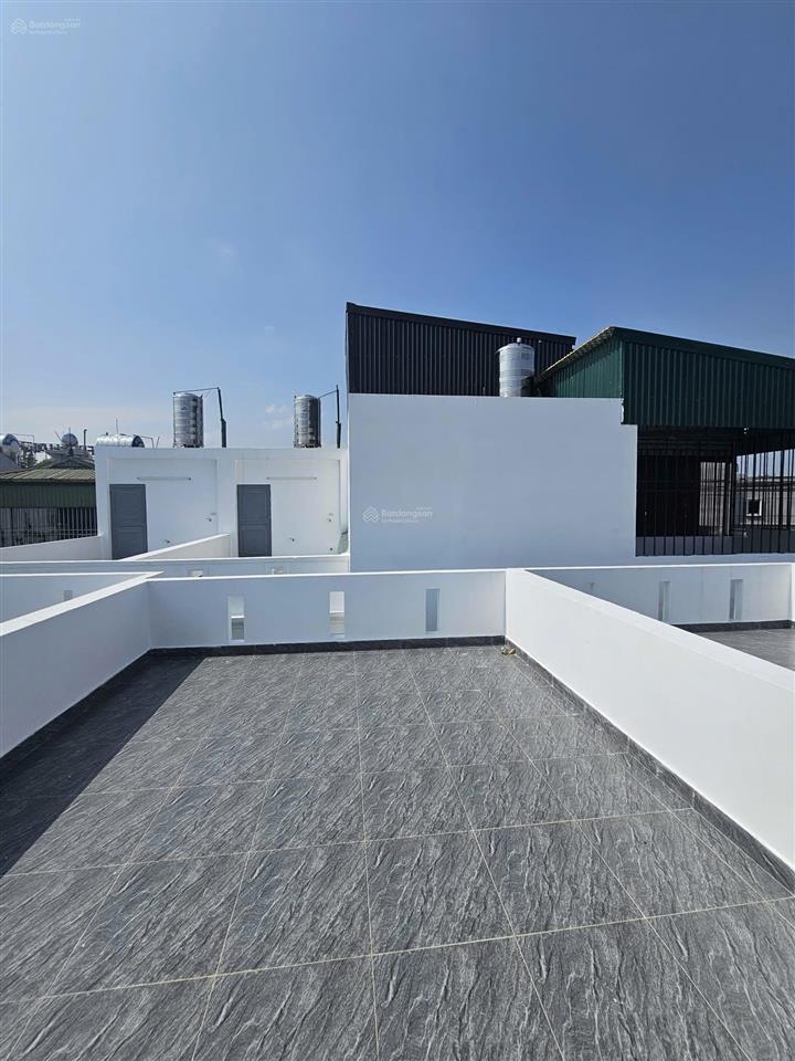 Bán nhà phố việt hưng. rộng 30m2 xây 5 tầng mới. cách phố chỉ 40m ngõ rộng đẹp . sổ chính chủ