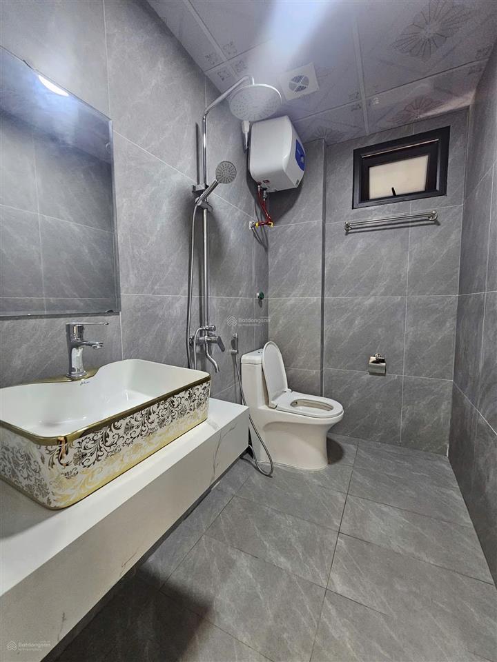 Bán nhà phố việt hưng. rộng 30m2 xây 5 tầng mới. cách phố chỉ 40m ngõ rộng đẹp . sổ chính chủ