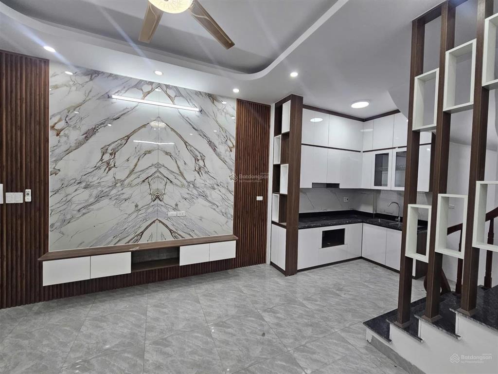 Bán nhà phố việt hưng. rộng 30m2 xây 5 tầng mới. cách phố chỉ 40m ngõ rộng đẹp . sổ chính chủ