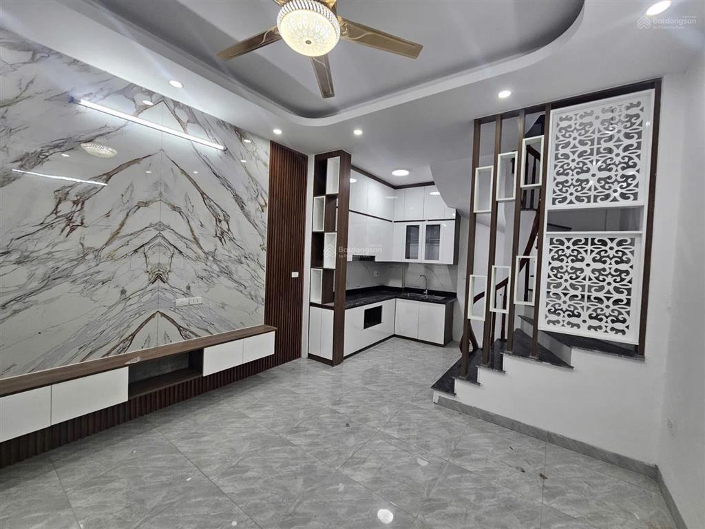 Bán nhà phố việt hưng. rộng 30m2 xây 5 tầng mới. cách phố chỉ 40m ngõ rộng đẹp . sổ chính chủ