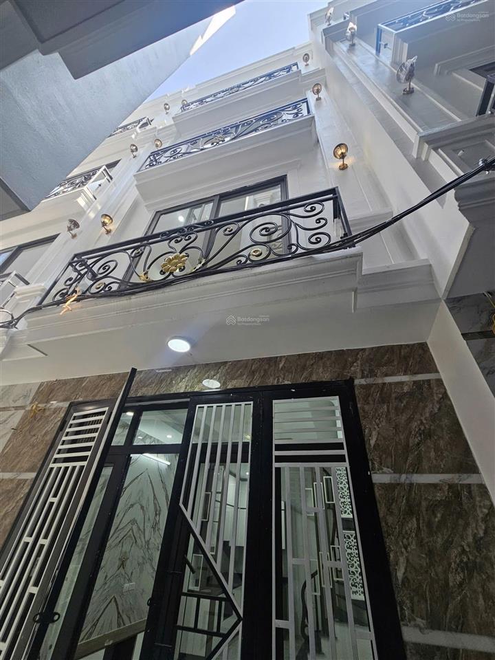 Bán nhà phố việt hưng. rộng 30m2 xây 5 tầng mới. cách phố chỉ 40m ngõ rộng đẹp . sổ chính chủ
