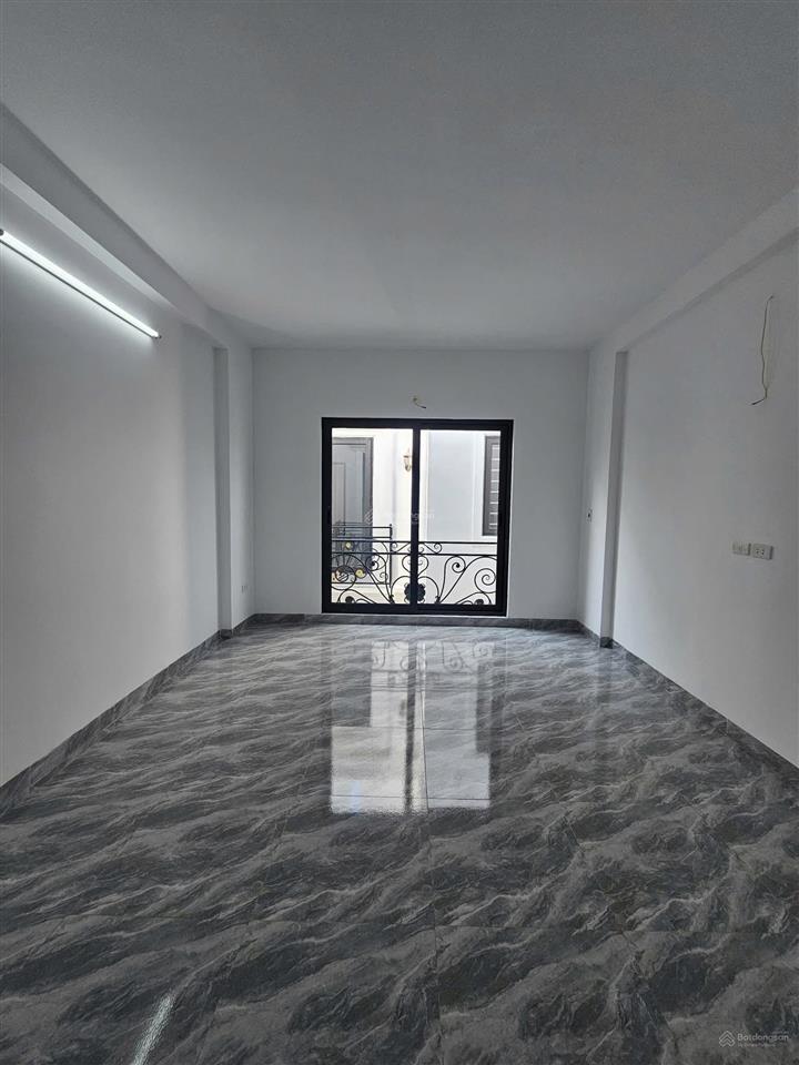 Bán nhà phố việt hưng. rộng 30m2 xây 5 tầng mới. cách phố chỉ 40m ngõ rộng đẹp . sổ chính chủ