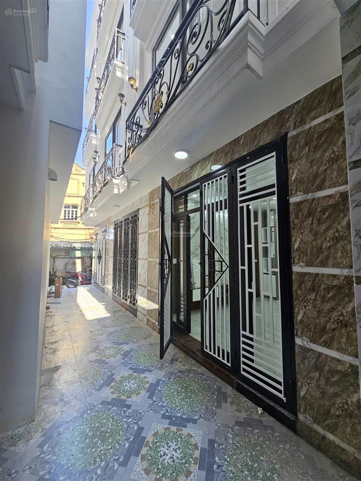 Bán nhà phố việt hưng. rộng 30m2 xây 5 tầng mới. cách phố chỉ 40m ngõ rộng đẹp . sổ chính chủ