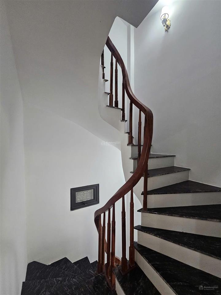 Bán nhà phố việt hưng. rộng 30m2 xây 5 tầng mới. cách phố chỉ 40m ngõ rộng đẹp . sổ chính chủ