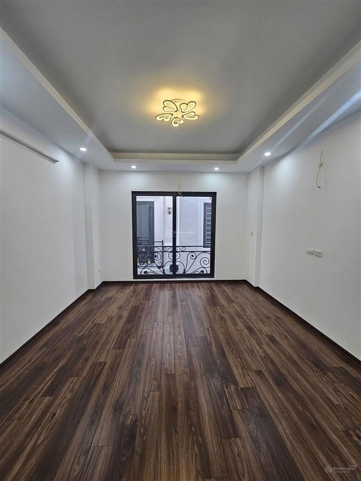 Bán nhà phố việt hưng. rộng 30m2 xây 5 tầng mới. cách phố chỉ 40m ngõ rộng đẹp . sổ chính chủ