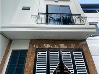 Căn nhà chỉ 20m ra điểm xe bus. có sân riêng để xe ô tô. đường thông thoáng, nhà lô góc