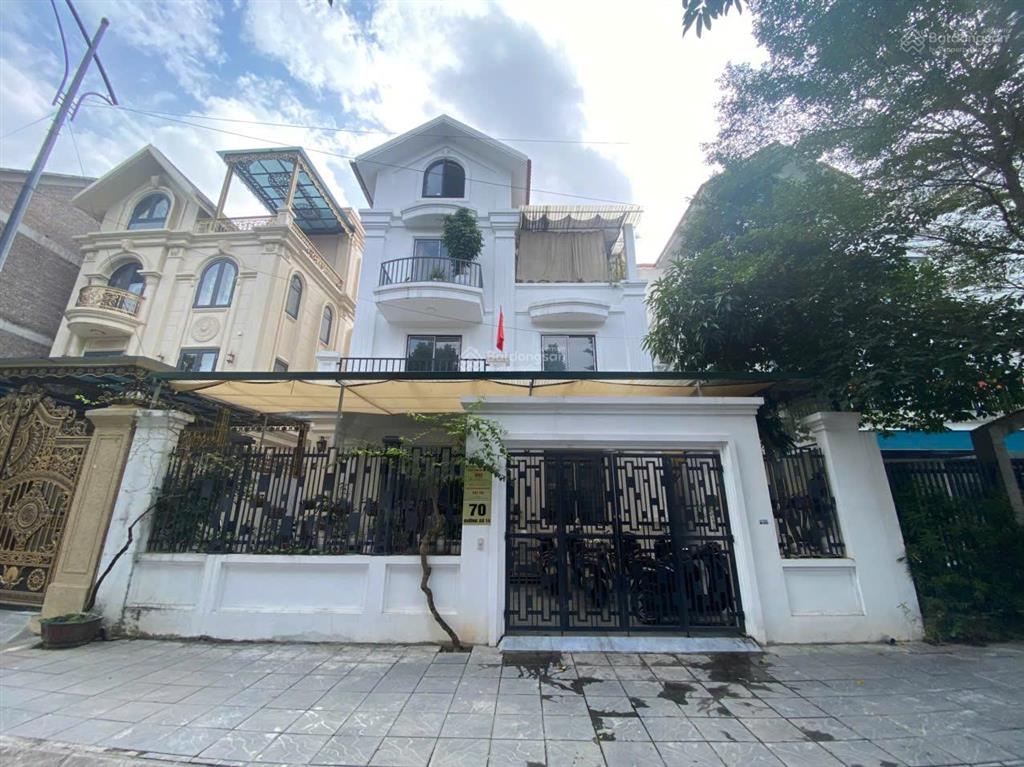 Cho thuê biệt thự sân vườn thành phố giao lưu, phạm văn đồng 240 m2 4 tầng mới đẹp