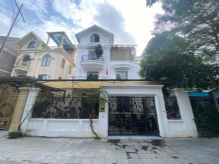 Cho thuê biệt thự sân vườn thành phố giao lưu, phạm văn đồng 240 m2 4 tầng mới đẹp