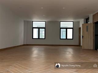 Cho thuê tầng văn phòng rộng 70m2 giá chỉ 6tr, sàn gỗ, 2 máy lạnh, wc tại vinhomes quận 9