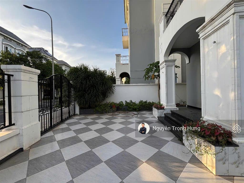 Duy nhất tại vinhomes căn biệt thự đẳng cấp 320m2 căn góc, sân vườn thoáng mát, có nội thất