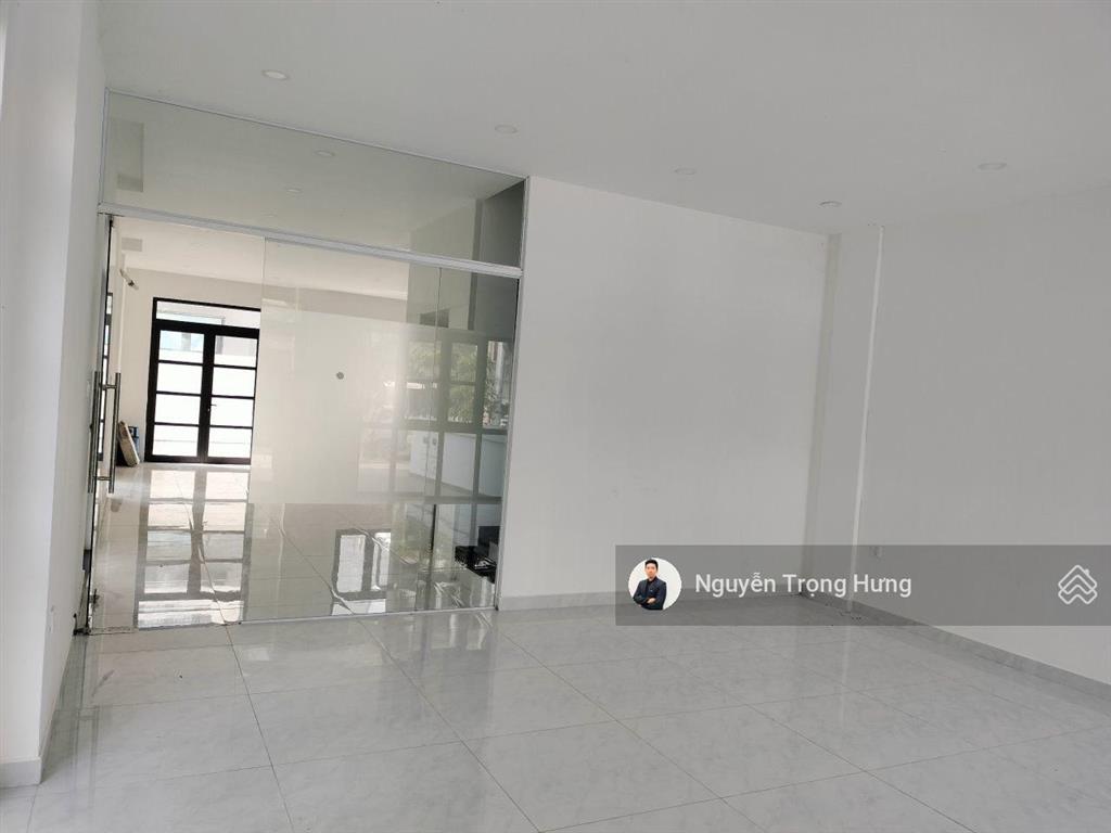 Cho thuê căn biệt thự ngay trục nxlp  đối diện dãy thương mại dịch vụ trục đường chính đông đúc