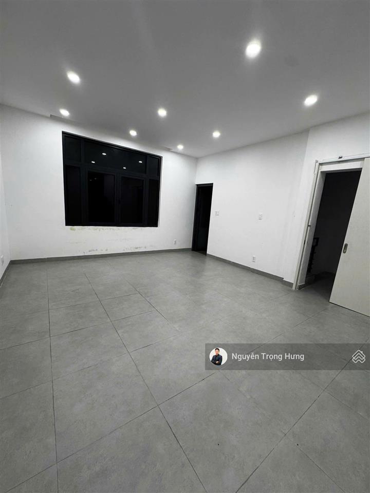 Cho thuê tầng văn phòng rộng sạch đẹp lối đi riêng có thang máy giá chỉ 6tr/th tại vinhomes quận 9