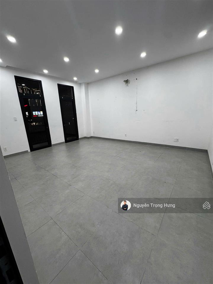 Cho thuê tầng văn phòng rộng sạch đẹp lối đi riêng có thang máy giá chỉ 6tr/th tại vinhomes quận 9