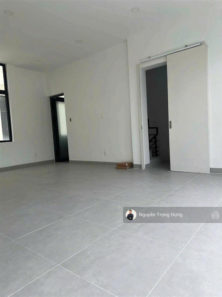 Cho thuê tầng văn phòng rộng sạch đẹp lối đi riêng có thang máy giá chỉ 6tr/th tại vinhomes quận 9