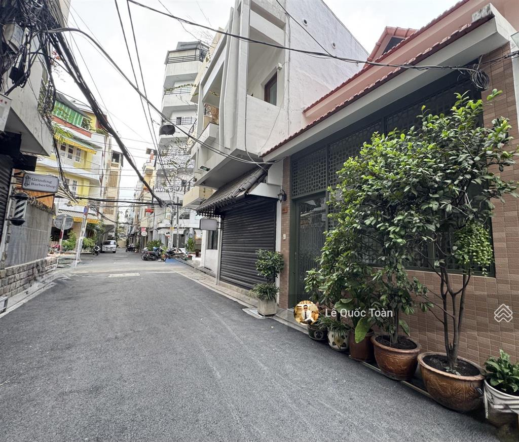Còn duy nhất 1 căn, hxh siêu đẹp đoàn thị điểm, pn, dt 4x13m 2 tầng ctxd 5 tầng  giá chỉ 12 tỷ