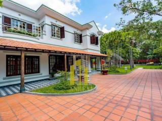 Cho thuê villa sân vườn 1300m2 tại xuân thủy. giá 260 triệu