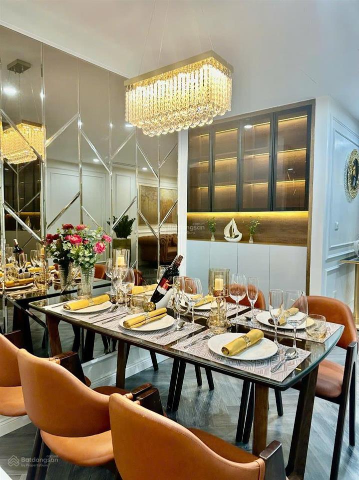 Gia đình tôi cần bán căn hộ 3n tầng 15 golden palace, lê văn lương full nội thất. giá 11.88 tỷ