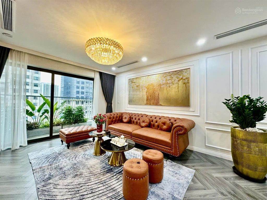 Gia đình tôi cần bán căn hộ 3n tầng 15 golden palace, lê văn lương full nội thất. giá 11.88 tỷ