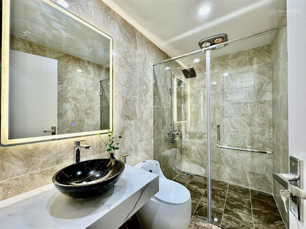 Gia đình tôi cần bán căn hộ 3n tầng 15 golden palace, lê văn lương full nội thất. giá 11.88 tỷ