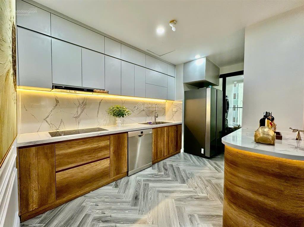 Gia đình tôi cần bán căn hộ 3n tầng 15 golden palace, lê văn lương full nội thất. giá 11.88 tỷ