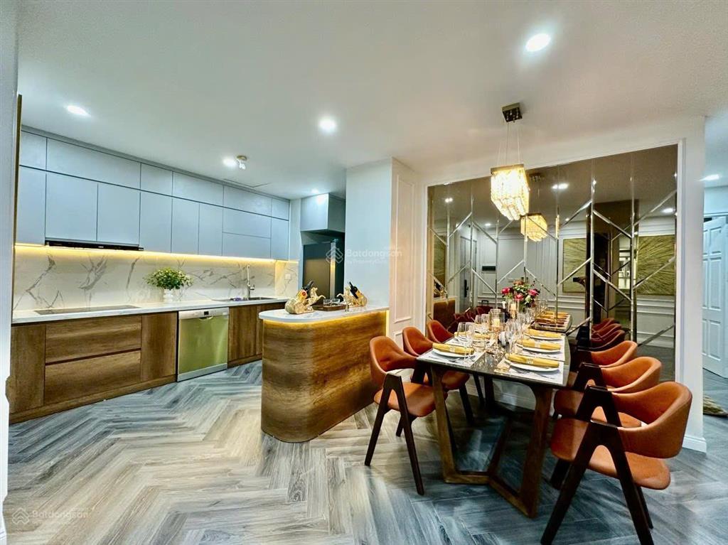 Gia đình cần gấp bán chung cư tầng 16 tại n05 tòa 25t2 dt 153,8m2 ban công đn view nội khu
