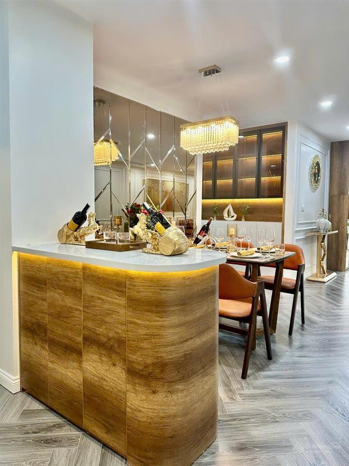 Gia đình cần gấp bán chung cư tầng 16 tại n05 tòa 25t2 dt 153,8m2 ban công đn view nội khu