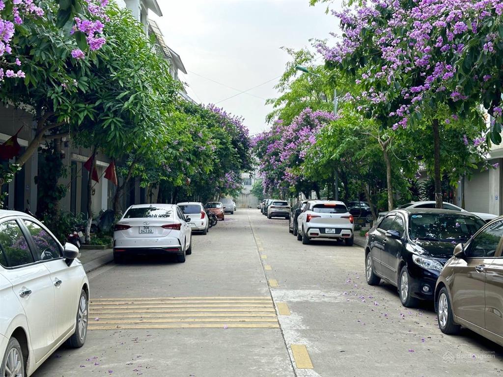 Bán liền kề b3318 geleximco 101m gần vin smart. nhà 2 mặt thoáng. sát chợ trung tâm.  0913 798 ***