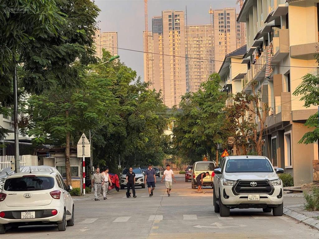 Bán liền kề b3318 geleximco 101m gần vin smart. nhà 2 mặt thoáng. sát chợ trung tâm.  0913 798 ***