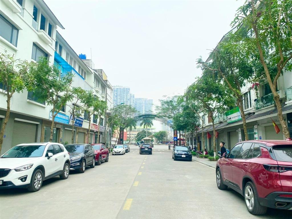 Bán liền kề b3318 geleximco 101m gần vin smart. nhà 2 mặt thoáng. sát chợ trung tâm.  0913 798 ***