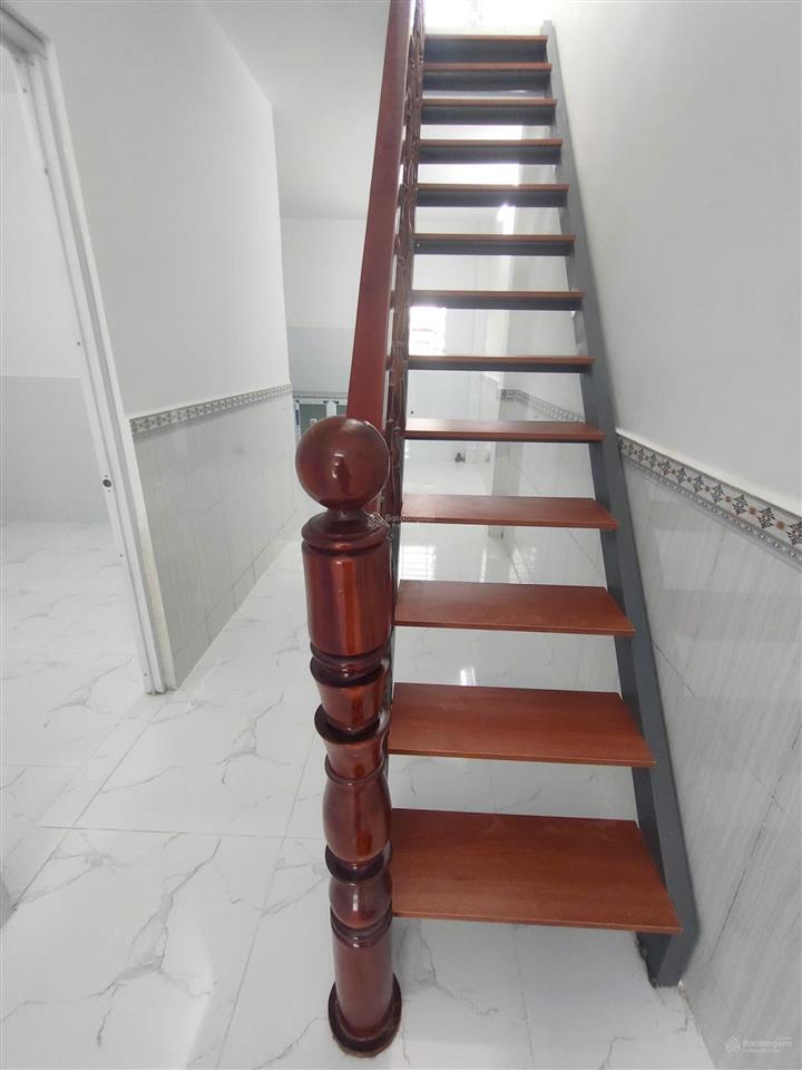 Bán nhà 1 trệt 2 lầu, 4 p. ngủ, xe hơi tới nhà ngay ngã ba tân kim cần giuộc tây ninh mới