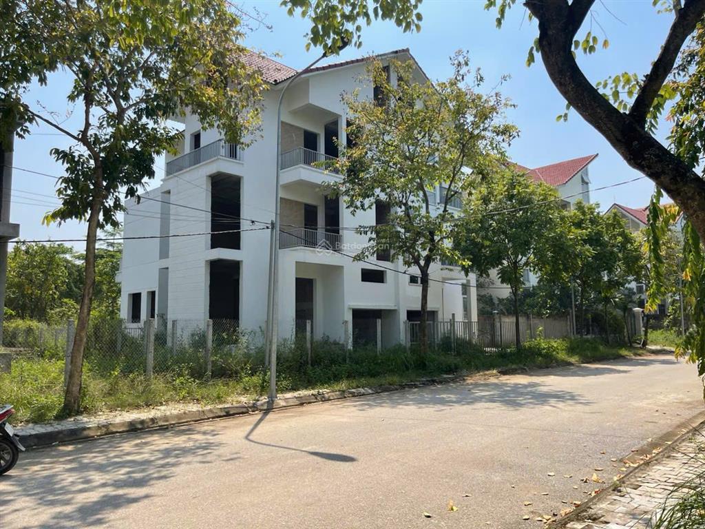 Bán bt ngôi nhà mới căn khu d sát hồ giá đầu tư, mời  qlda a. trọng 0904 250 ***