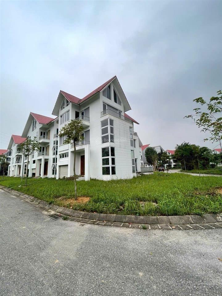 Bán bt ngôi nhà mới căn khu d sát hồ giá đầu tư, mời  qlda a. trọng 0904 250 ***