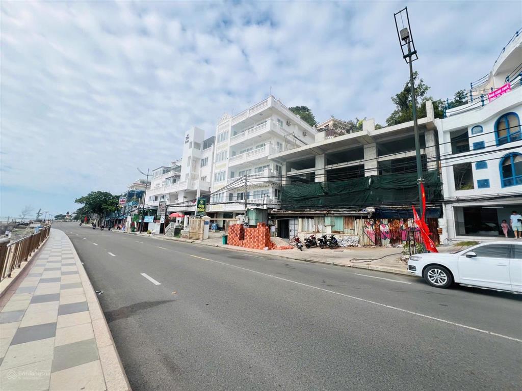 Bán toàn nhà 7 tầng mặt tiền đường hạ long có bãi biển riêng vị trí cực hiếm