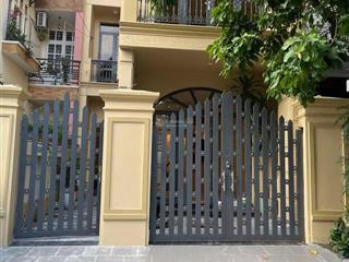 Chủ cần tiền tư kinh doanh cần bán căn nhà 3 tầng đường 18 ra trục đường 25 khu bên sông