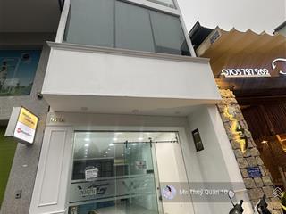 Cho thuê nhà mặt tiền quận 3 giá 25 triệu, nhà 4 lầu mới ốp kinh, đỗ ô tô , vĩa hè rộng thoáng.