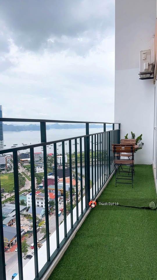 Chính chủ bán căn hộ 2pn 76m2 tầng cao ban công dài view biển trung tâm du lịch bãi cháy, hạ long.